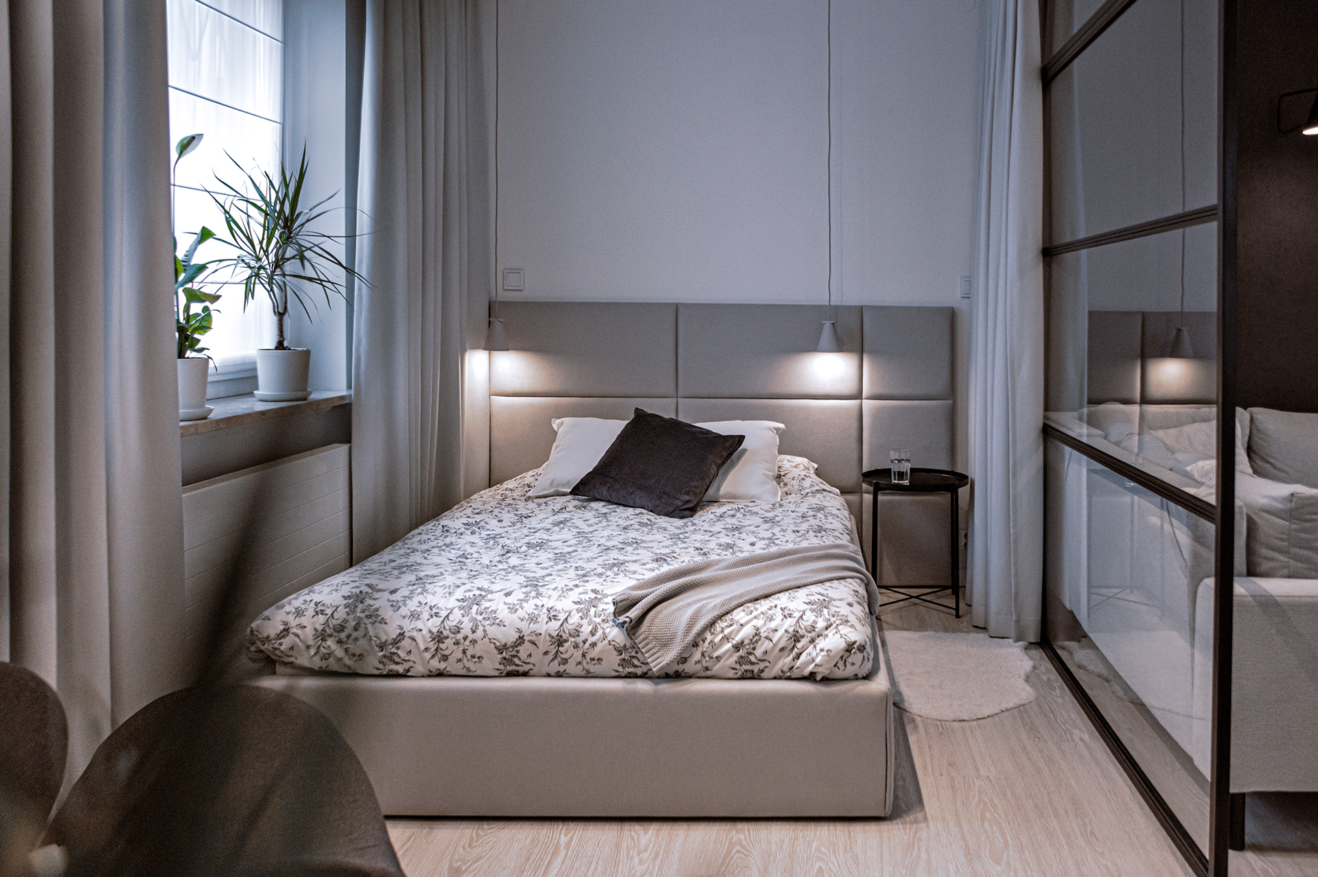 Lampki w wezgłowiu łóżka mają możliwość regulacji kątą padania światła.