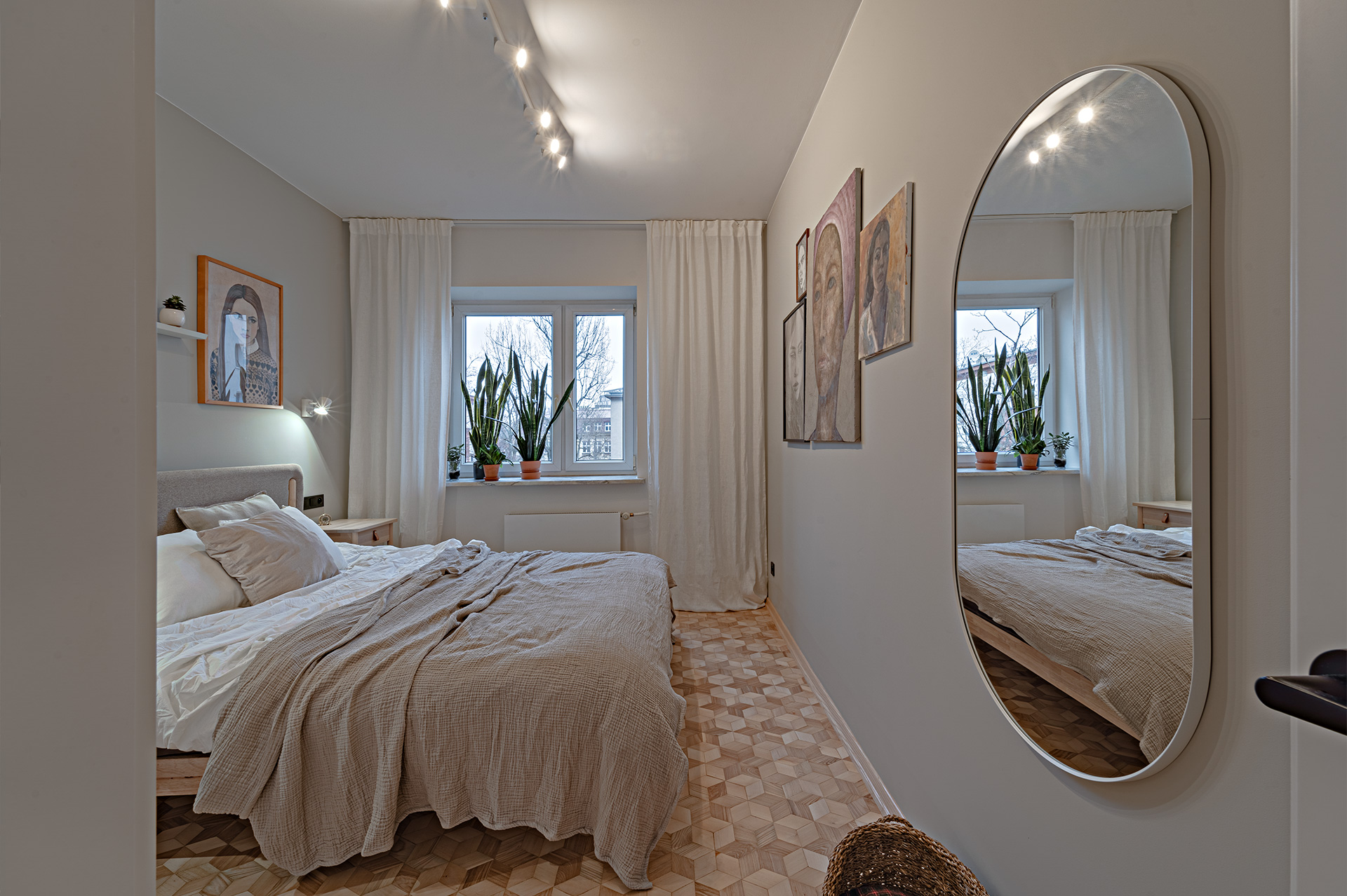 Przekonanie, że najłatwiej zasypia się w otoczeniu naturalnych materiałów i stosowanych barw, towarzyszyło nam przy projektowaniu tej sypialni.