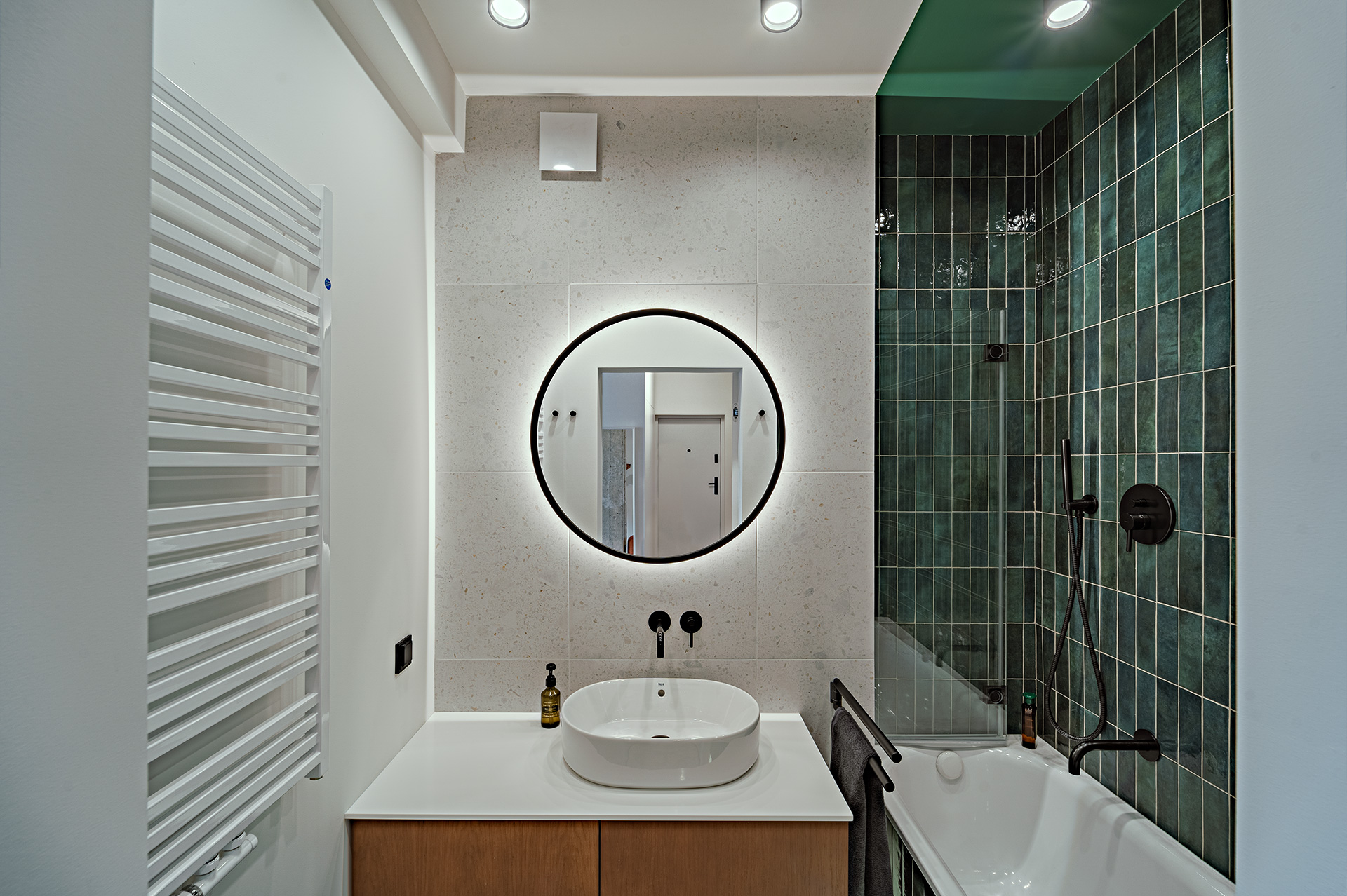 Łazienka podzielona jest kolorem na część suchą (biel) i kąpielową (zieleń). Zwróćcie uwagę, że dotyczy to także sufitu nad wanną!