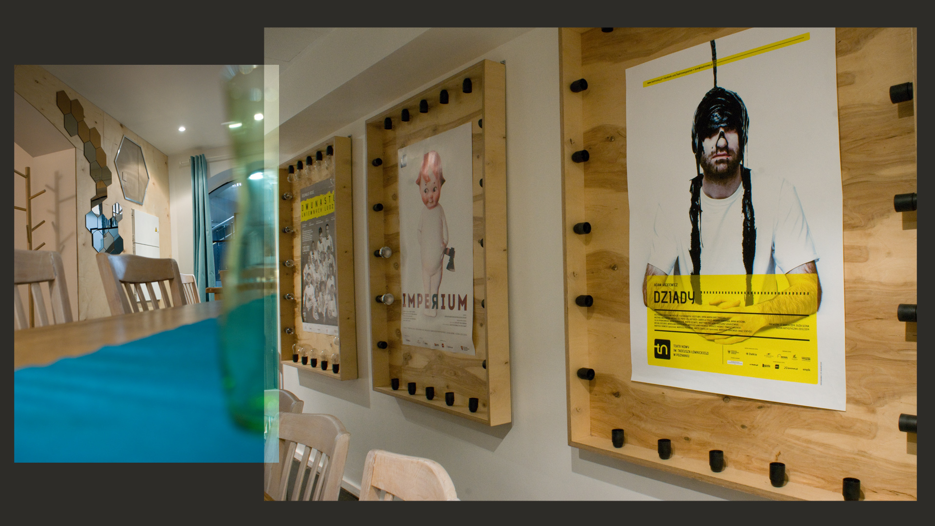 Zaprojektowane przez nas dekoracje wnętrza restauracji: po prawej – podświetlane ramy do eksponowania plakatów teatralnych.