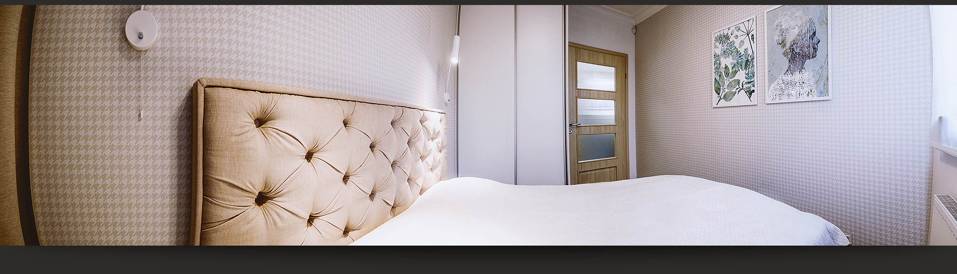 Dzięki zastosowaniu jasnych barw, sypialnia – mimo małego okna – jest jasna.