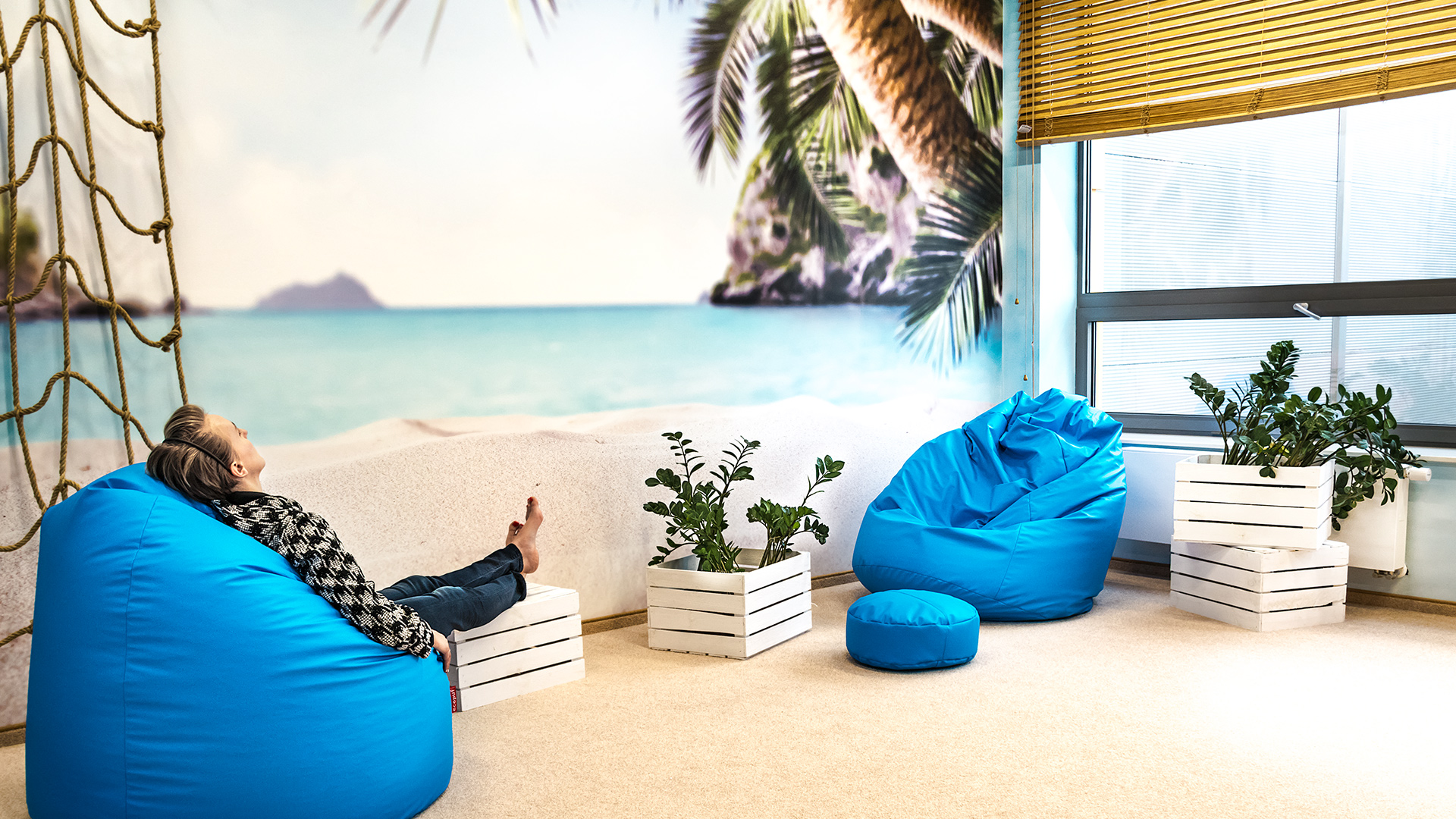 Pokój rekreacyjny w plażowym klimacie pozwala pracownikom open space na chwilę wytchnienia.