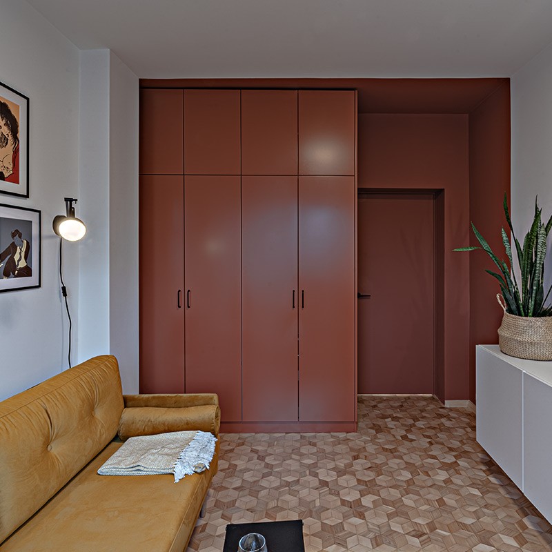 Projekt przytulnego gabinetu do pracy zdalnej, pełniącego także funkcje pokoju gościnnego i dodatkowej garderoby. Poszczególne funkcje pomieszczenia wyznaczone są kolorem.