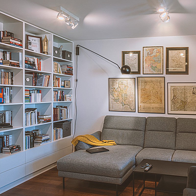 Reprezentacyjny salon w apartamencie na warszawskim Mokotowie – właściciele, zafascynowani historią i literaturą – zlecili nam nowoczesne wnętrze sprzyjające czytelnikom
