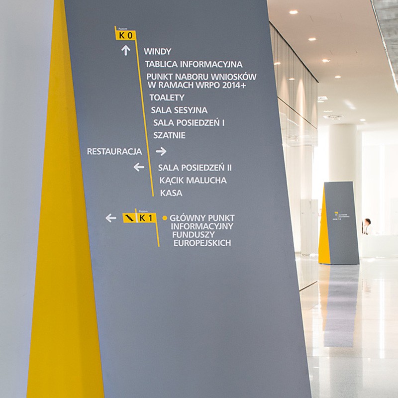 Architekci wnętrz zaprojektowali system oznakowania wewnętrznego (tzw. wayfinding) dla biurowca Urzędu Marszałkowskiego Województwa Wielkopolskiego